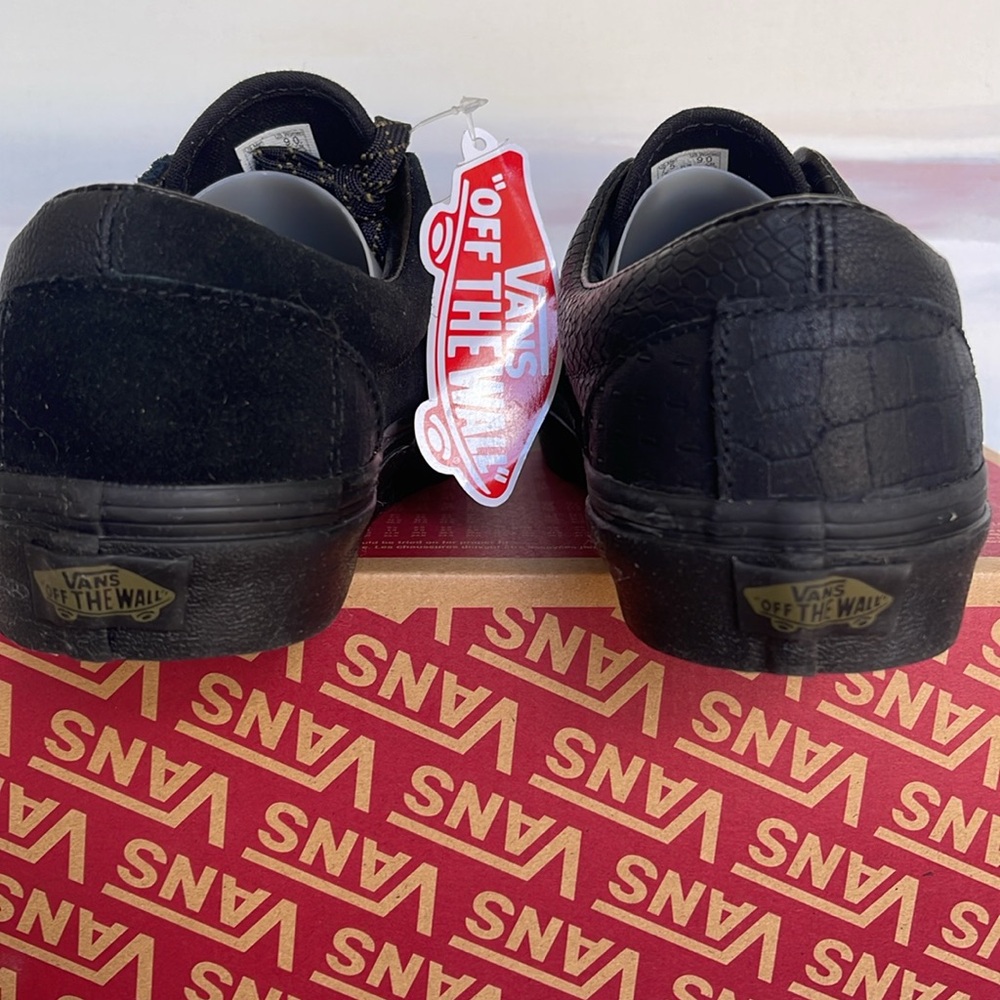 Vans WMNS Era Patchwork
Mono Patchwork Blackout
VN0A4BVU10J
Sneakers - Picture 14 of 16